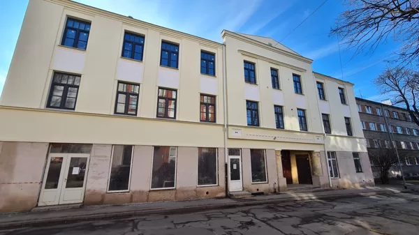 Aptiekas iela 11, Sarkandaugava